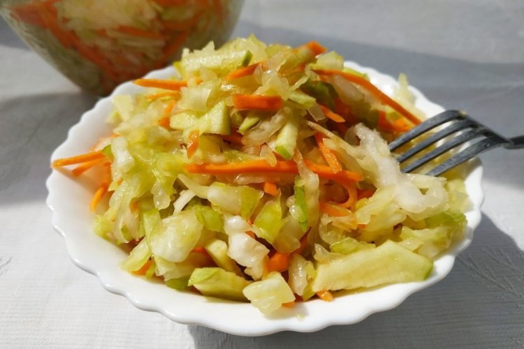 Салат из капусты, яблок и моркови