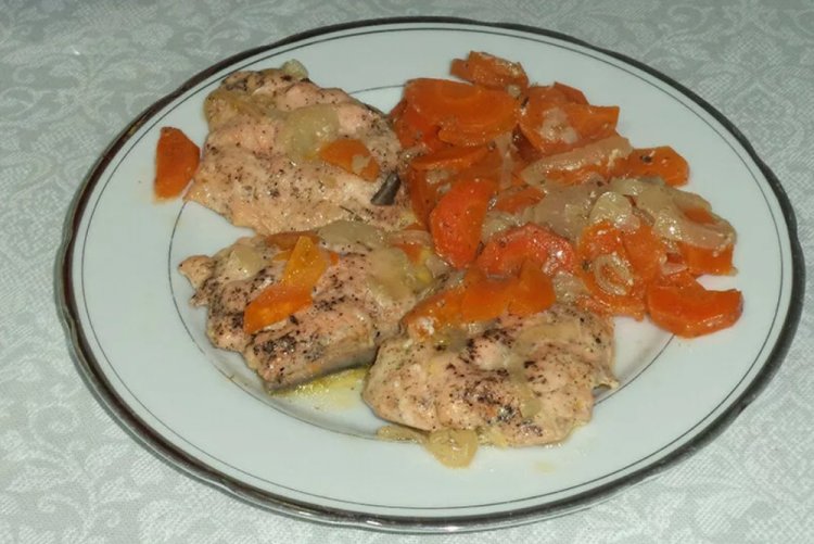 Запеченные стейки кеты с луком и морковью в сметане