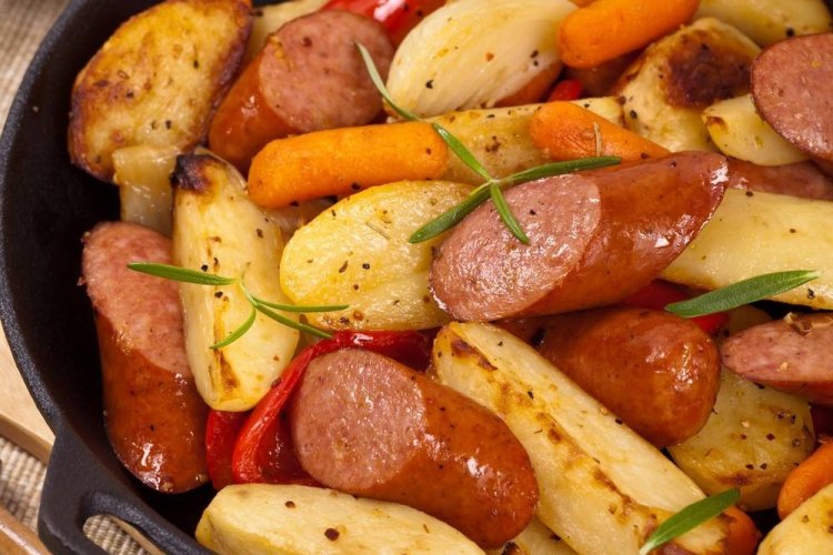 Картошка с сосисками и овощами в духовке