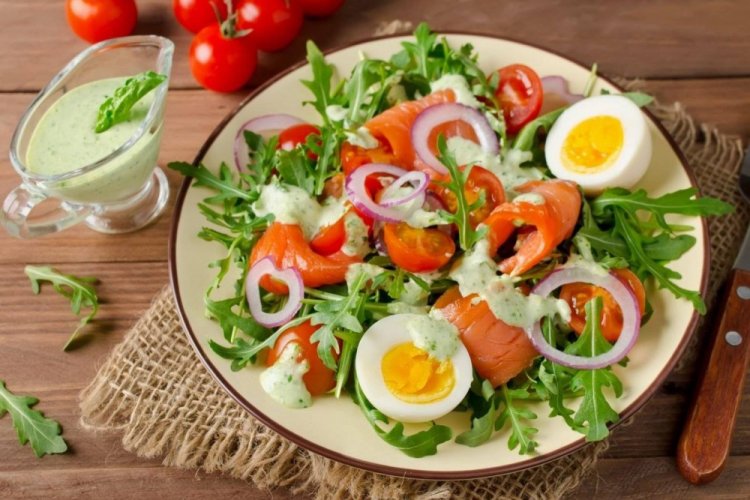 Диетический салат с яйцом и лососем