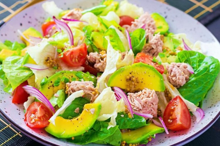 Диетический салат с тунцом и авокадо