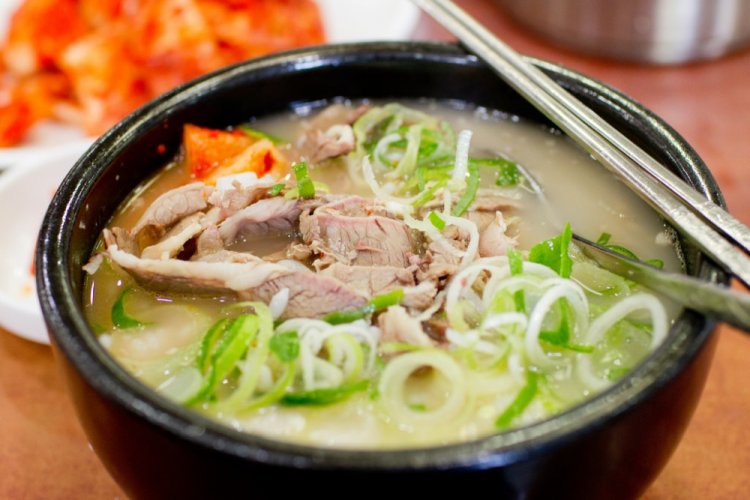 Корейский суп с говядиной и яичной лапшой