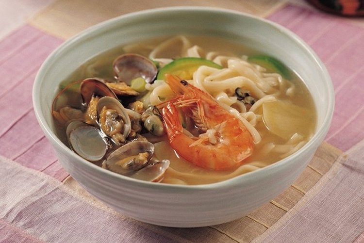 Корейский суп с лапшой и морепродуктами