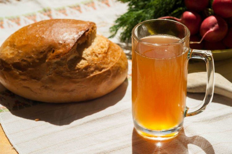 Квас из ржаного хлеба с кефиром