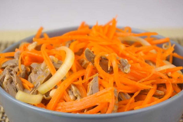 Салат с куриными сердечками, морковью и устричным соусом