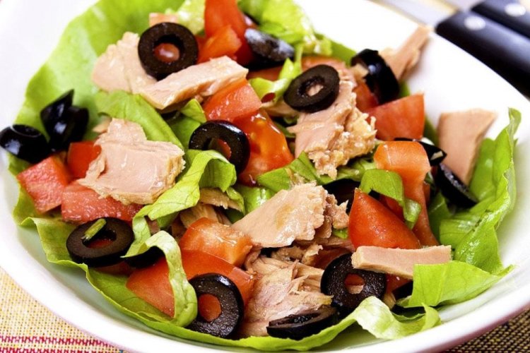 Низкокалорийный салат с тунцом и оливками