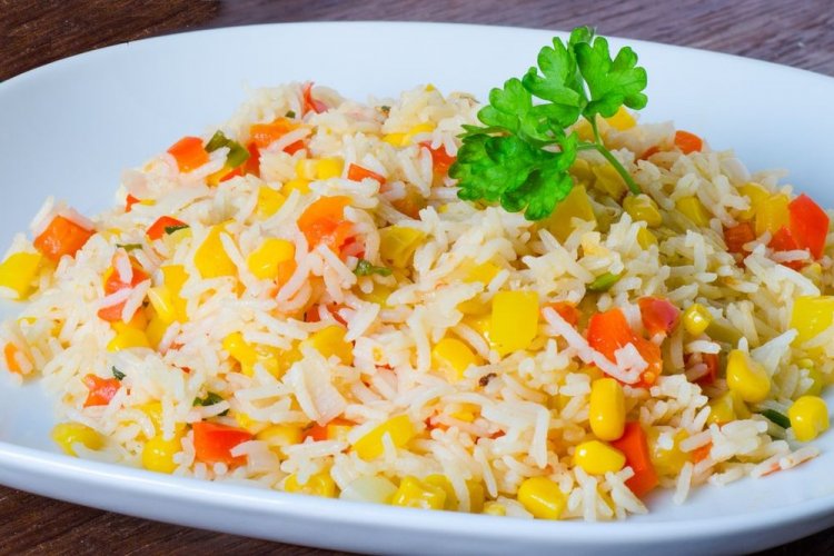 Салат с рисом и кукурузой