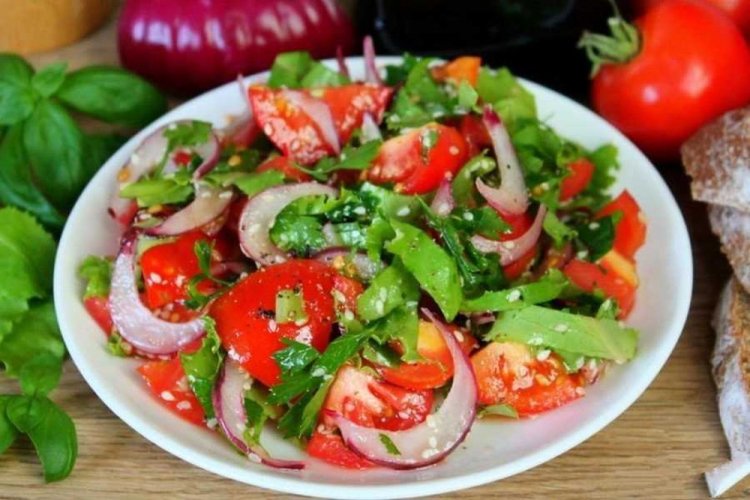 Салат с помидорами черри, кинзой и мятой
