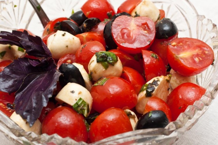 Салат с помидорами черри и маслинами