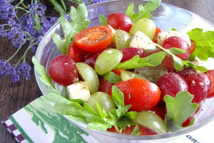 Салат с помидорами черри и виноградом
