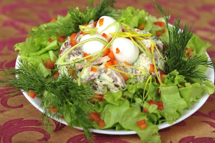 Весенний салат с говядиной и перепелиными яйцами