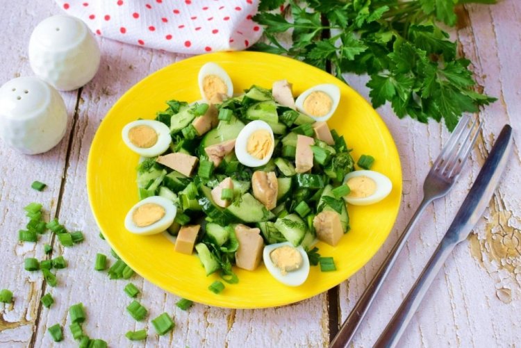 Зеленый салат с перепелиными яйцами