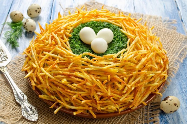 Салат «Гнездо глухаря» с перепелиными яйцами