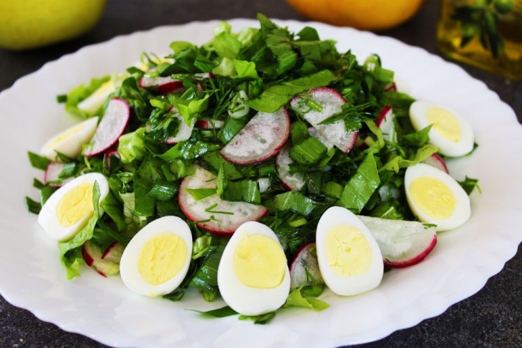 Салат с перепелиными яйцами и шпинатом