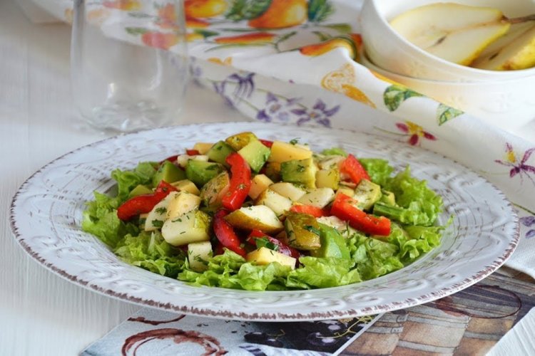 Салат с грушей, авокадо и болгарским перцем