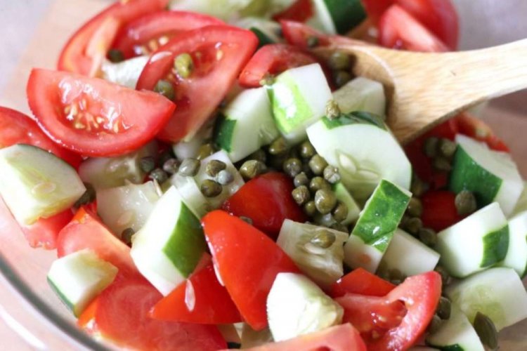 Овощной салат с каперсами