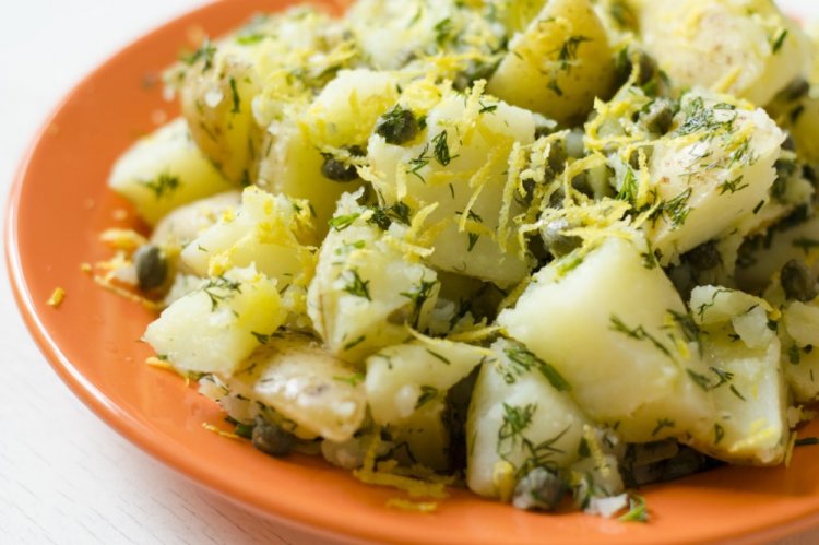 Греческий картофельный салат с каперсами
