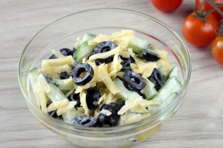Салат с маслинами, огурцом и сыром