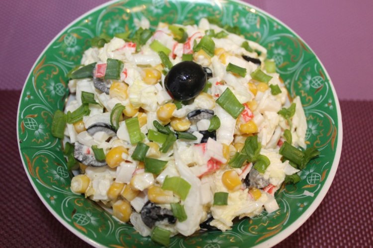 Салат с маслинами и крабовыми палочками