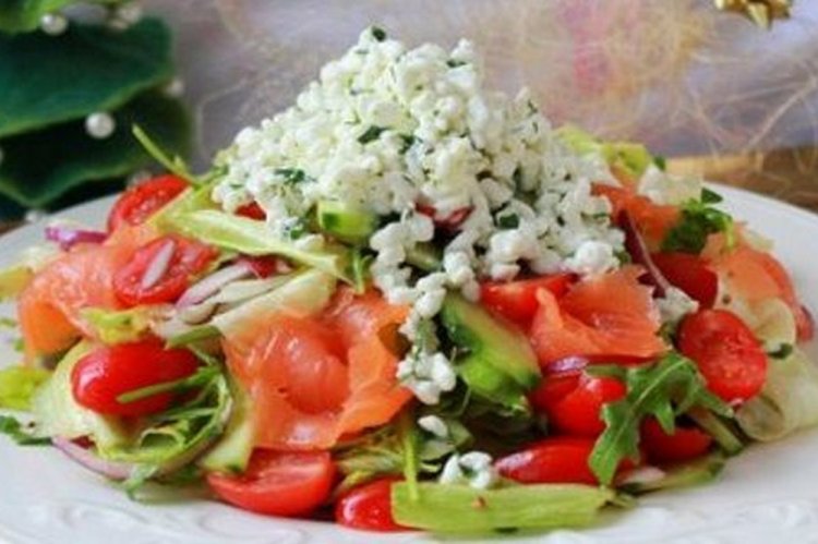 Овощной салат с творогом и красной рыбой