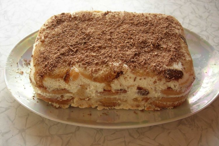 Банановый торт с печеньем без выпечки