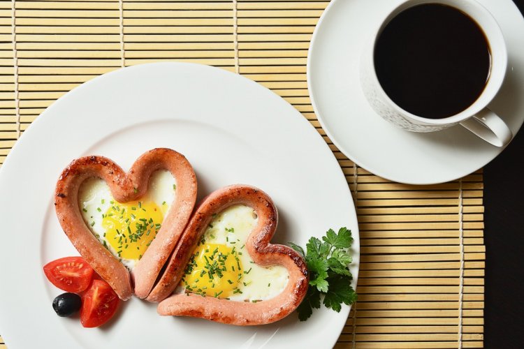 15 быстрых рецептов на завтрак с сосисками