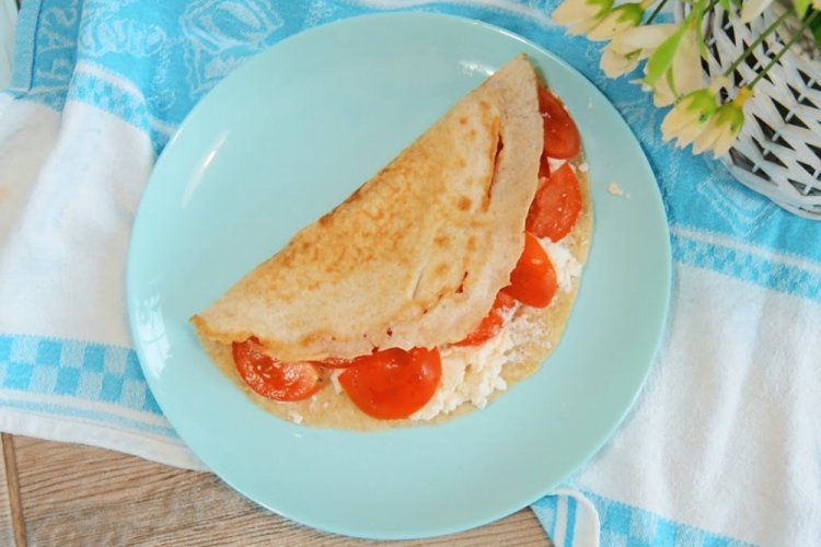 Тонкие овсяноблины с сыром и помидорами