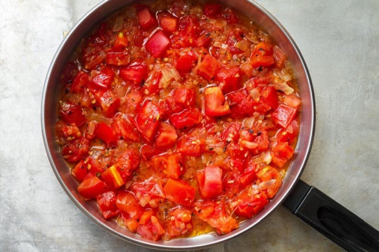 Тушеные помидоры с луком и овощами
