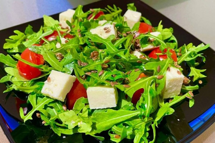Шопский салат с рукколой