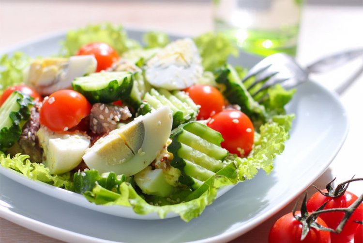 Салат с овощами, яйцами и микрозеленью