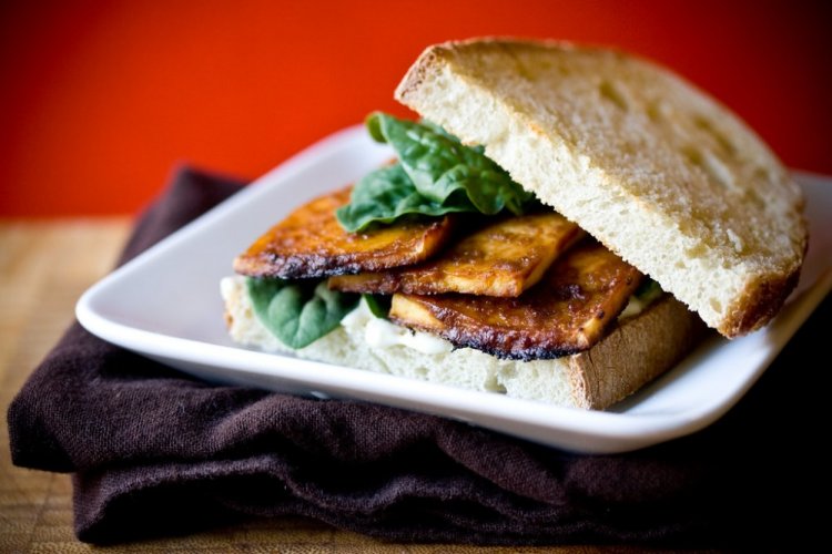 Постные бутерброды с тофу и грибами