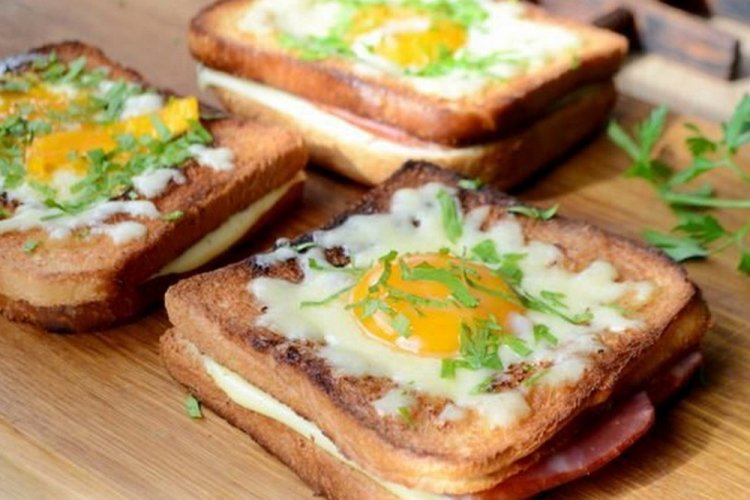 Бутерброды с колбасой и яйцом на сковороде