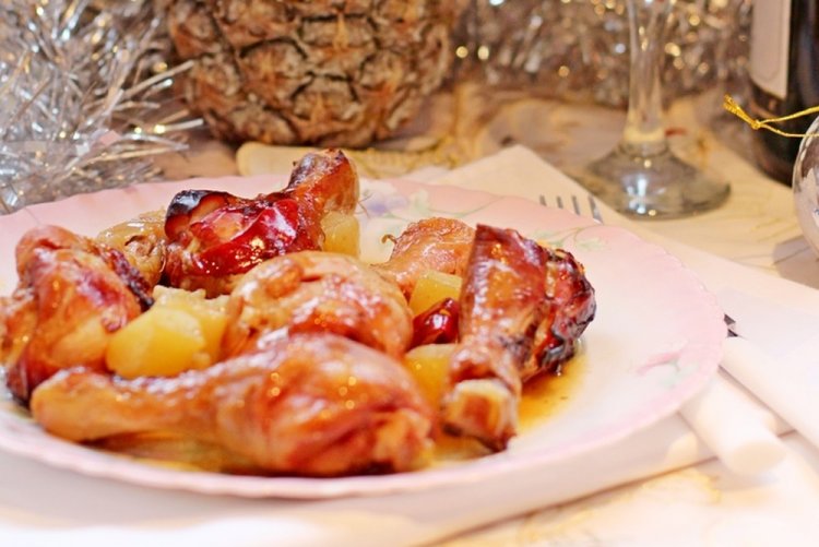 Пикантная курица с ананасами в духовке