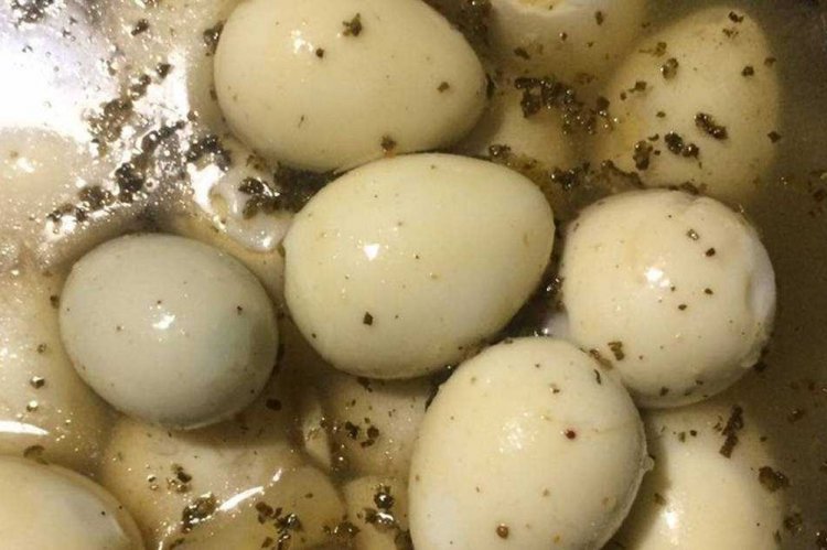 Яйца, маринованные в масляном маринаде