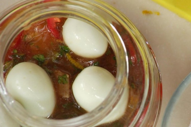 Маринованные перепелиные яйца с аджикой и оливковым маслом