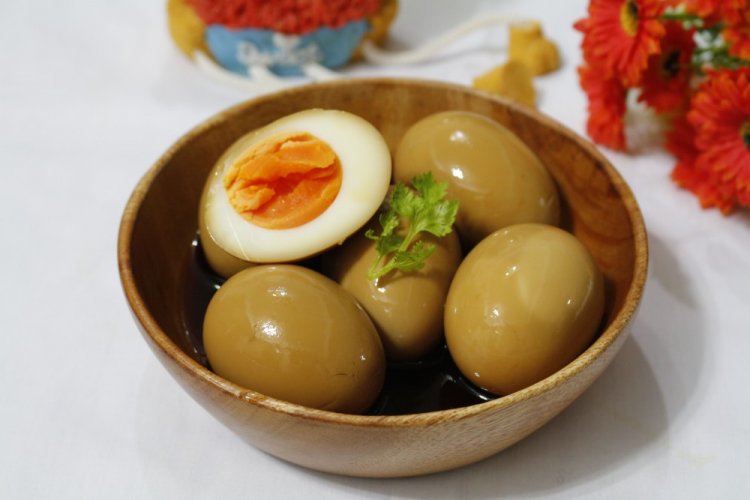 Яйца, маринованные в черном чае с бальзамическим уксусом