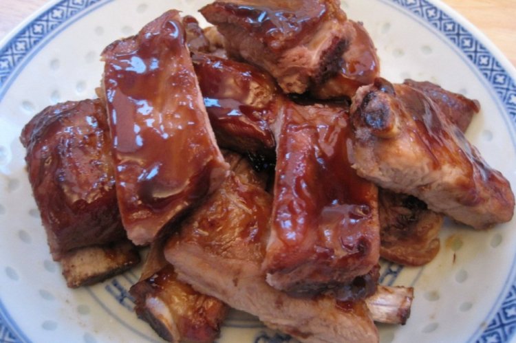 Тушеные свиные ребрышки в медово-соевом соусе