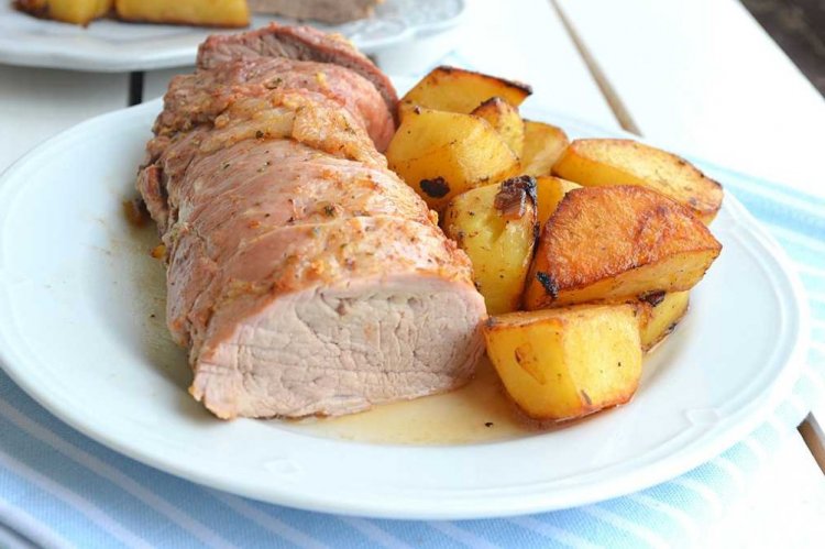 Свиная вырезка с картошкой в духовке