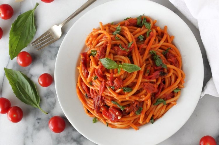 Спагетти с помидорами