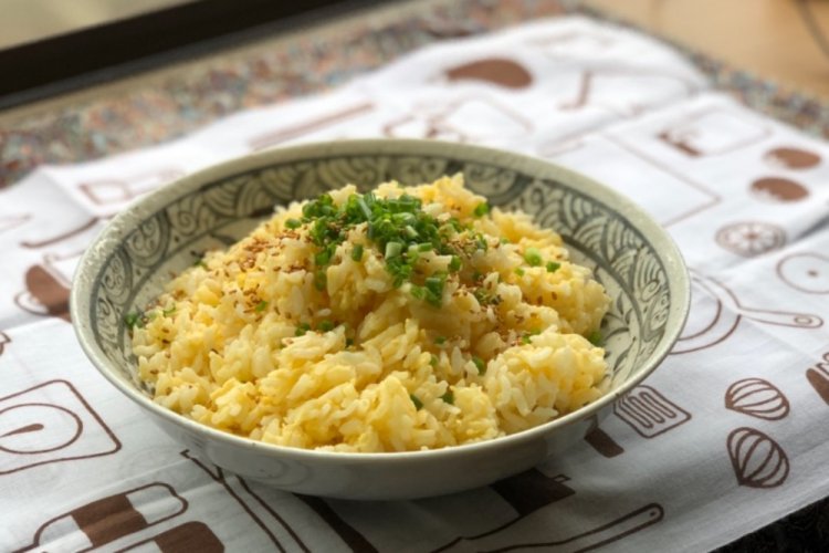 Жареный рис с яйцом и соевым соусом