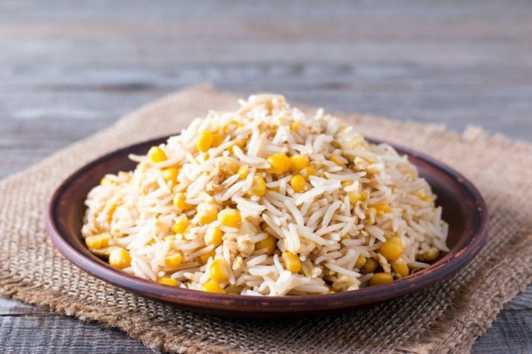 Жареный рис с яйцом и кукурузой