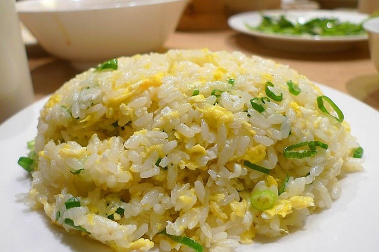 Жареный рис с яйцом и лаймом