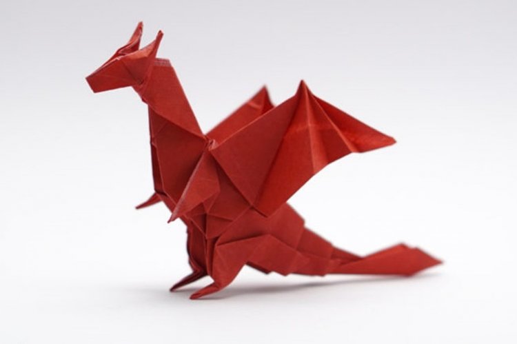 Бумажный дракон с крыльями и хвостом