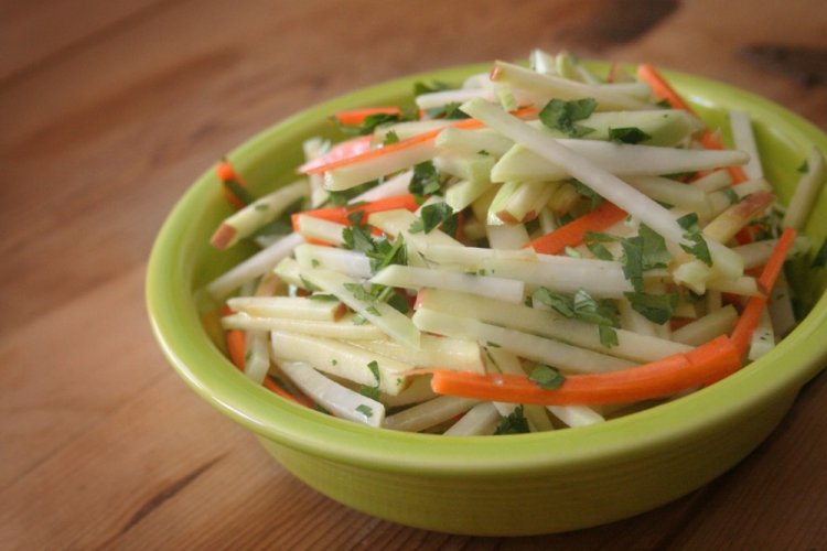 Витаминный салат из кольраби и дайкона