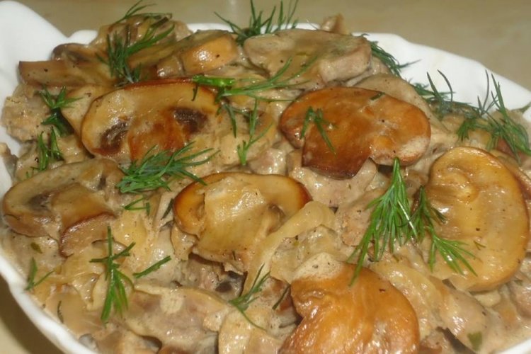 Куриные желудки с грибами в сметане