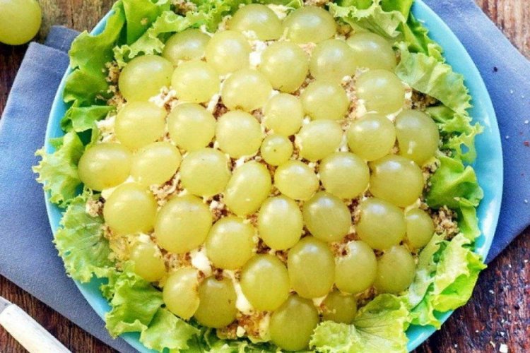 Слоеный салат с куриной грудкой и виноградом