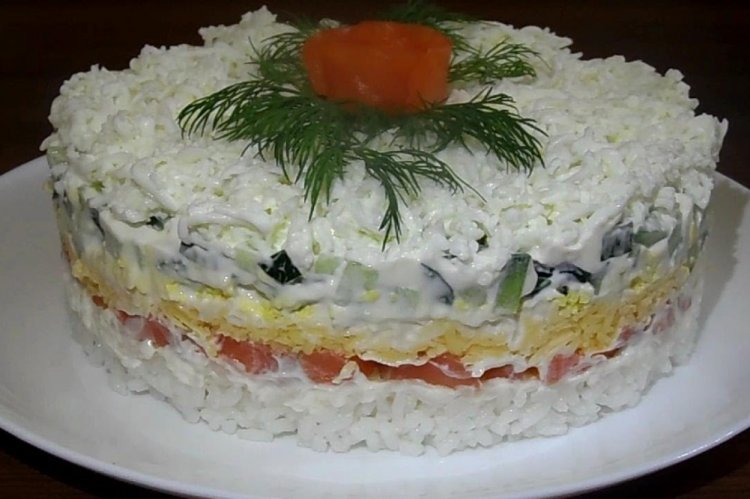 Слоеный салат с красной рыбой и рисом