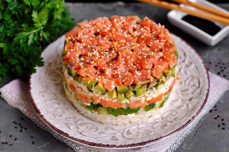 Слоеный салат «Суши» с красной рыбой