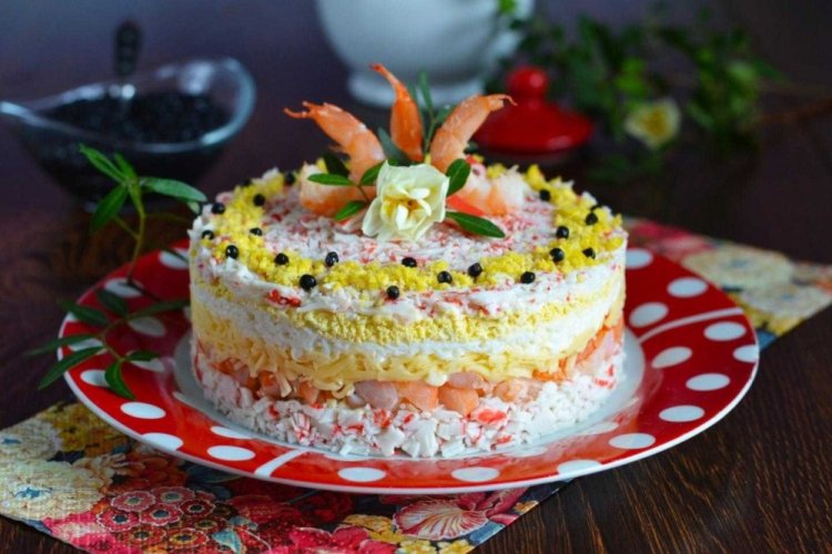 Слоеный салат с крабовыми палочками, креветками и красной рыбой
