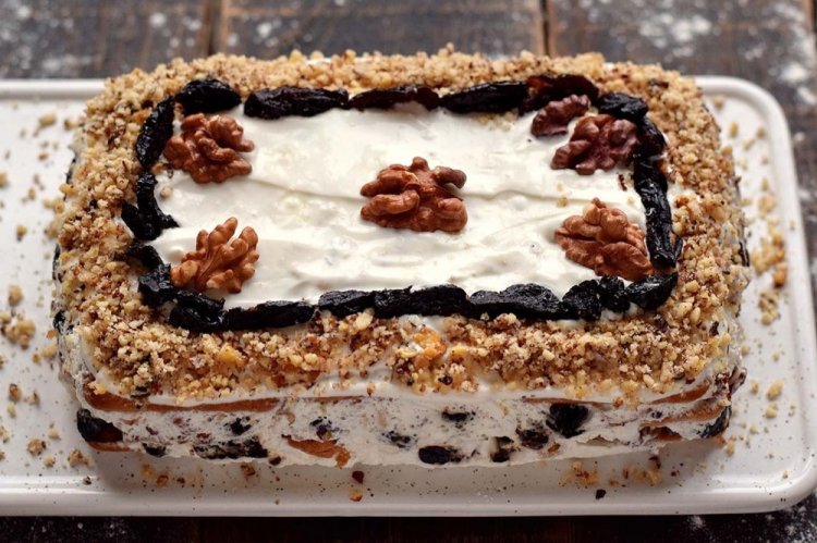 Сметанный торт с черносливом и орехами без выпечки